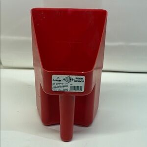3 Quart Feed Scoop: Red
